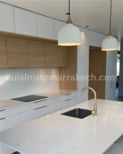 Cuisine ouverte avec grand îlot central en quartz et suspensions à Marrakech