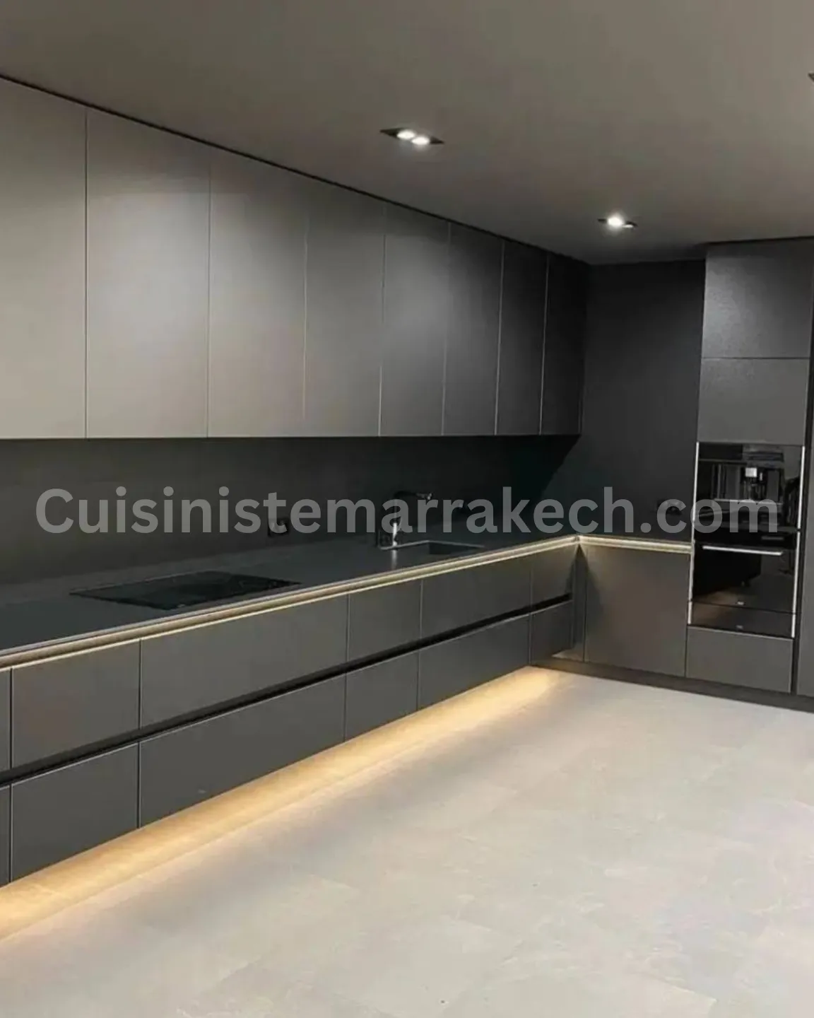 Cuisine anthracite avec éclairage LED intégré à Marrakech