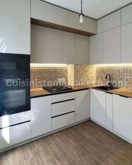 Cuisine en L blanche avec plan de travail en bois et crédence en carreaux beige